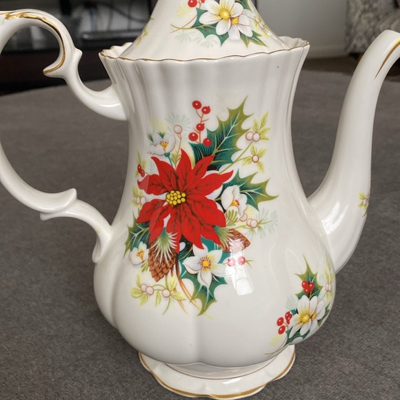 Collector’s Rare Royal Albert Poinsettia Holiday Christmas England Teapot - Picture 2 of 7